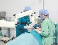 Thực hiện các phẫu thuật khúc xạ (mổ mắt cận thị)
